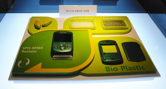 딜라이트에 전시된 옥수수를 이용한 케이스를 만든 휴대폰의 모습
