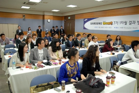 2차 미션을 안내받고 있는 드리머즈들의 모습