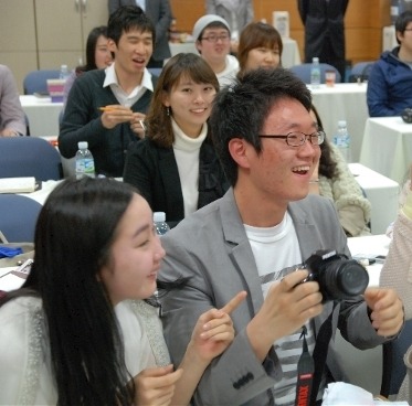 수상자로 호명되어 너무나도 기뻐하는 Cubemit팀의 모습