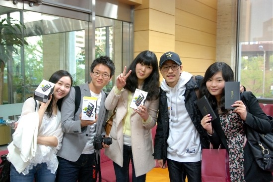 갤럭시A를 품에 안고 기뻐하는 Cubemit팀의 모습