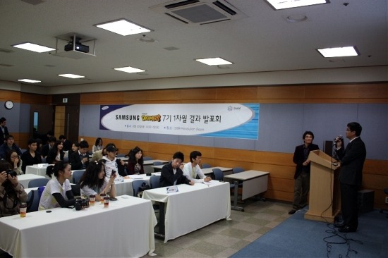 월간 활동 결과 발표 및 심사를 하는 모습