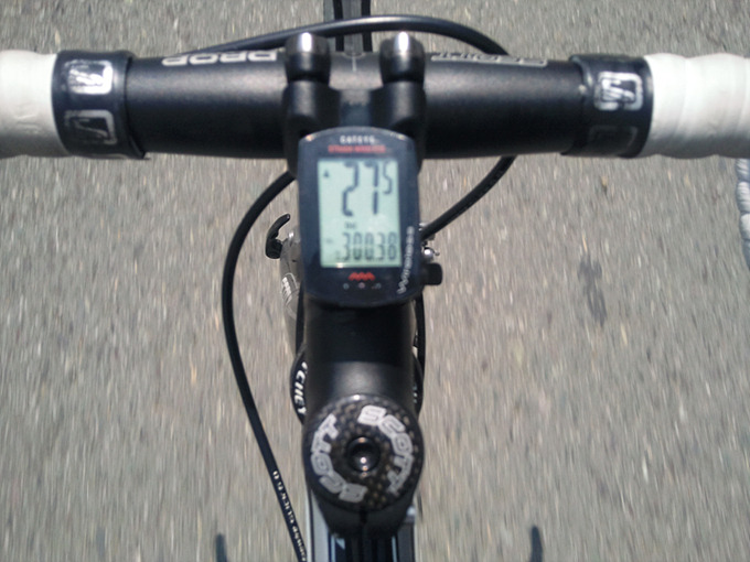 자전거 미터기가 300km를 가리키고 있다.