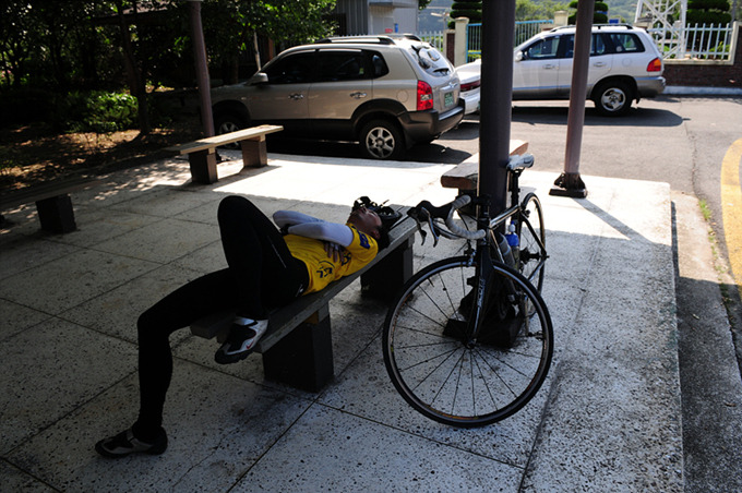 벤치에 누워 쉬고 있는 글쓴이