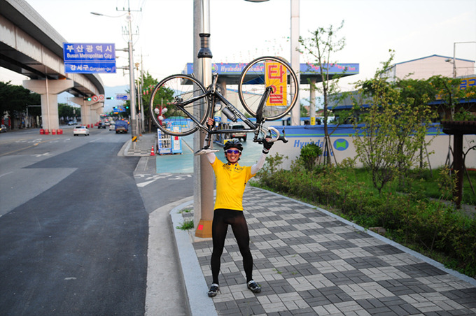 자전거를 번쩍 든 글쓴이