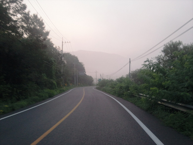 안개낀 새벽 도로
