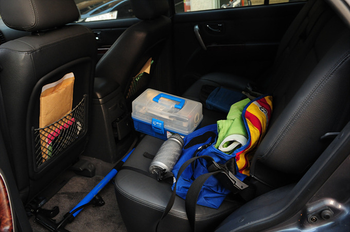 뒷좌석에 장비를 실은 모습