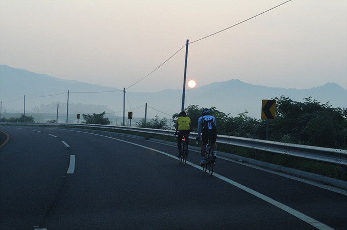 해 뜨는 길로 라이딩을 하는 모습