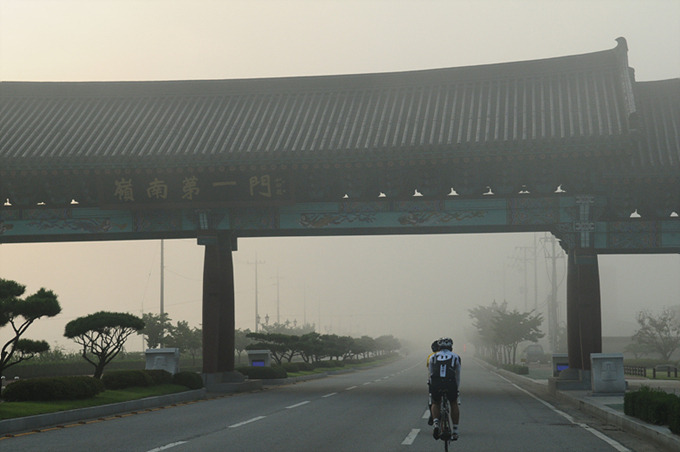 영남 제일문으로 향하는 모습