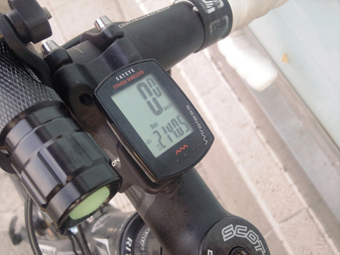 214km를 표시하는 자전거 미터기