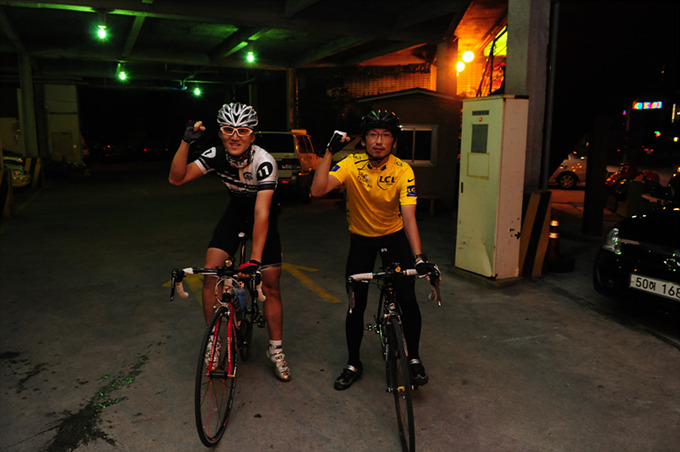 라이딩 전 화이팅을 외치는 모습