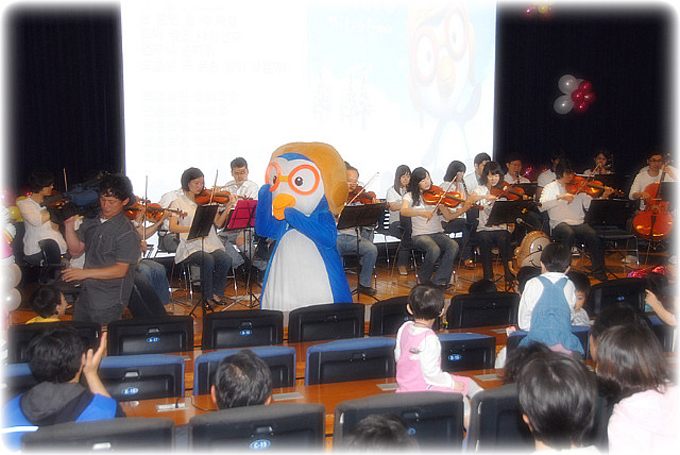 무대 앞 수줍은 뽀로로~ ^0^ (저는 그 뽀로로 뒤에 있어서 안 보입니다. ㅎㅎ)