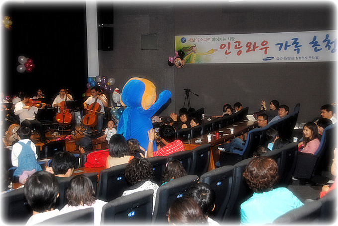 뒷 모습도 귀여운 뽀로로, 아이들을 향해 방가방가~