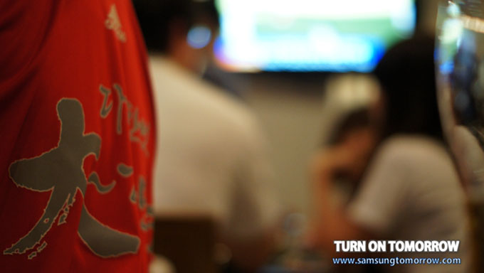 축구경기에 대한 이야기를 나누는 스토리텔러