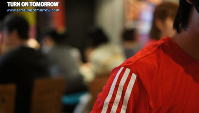 축구경기에 대한 이야기를 나누는 스토리텔러