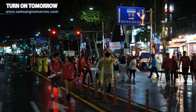 대한민국의 승리를 자축하기 위해 길거리에 쏟아져 나온 인파들.