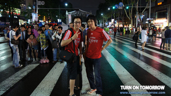 길거리에서 승리를 축하하는 스토리텔러의 모습