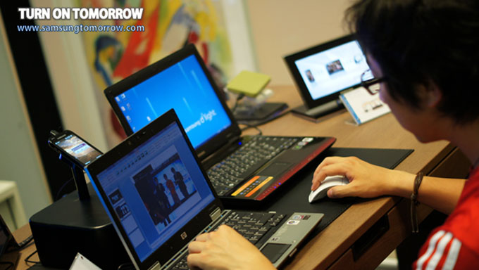 행사 중간에 포스팅을 하고 있는 스토리 텔러의 모습