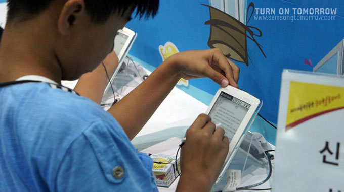 디지털 도서 ebook 체험 코너에서 체험을 하는 어린이