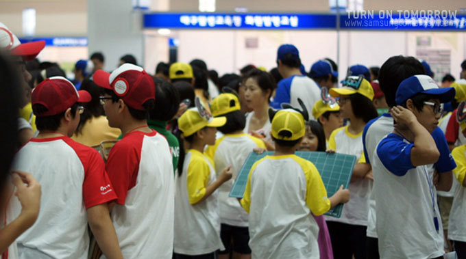 창의력 올림피아드 대회를 기다리는 어린이들