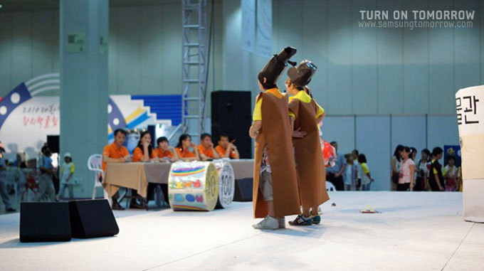 연극하는 어린이들의 모습