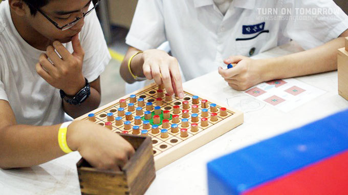 보드게임을 하는 어린이들