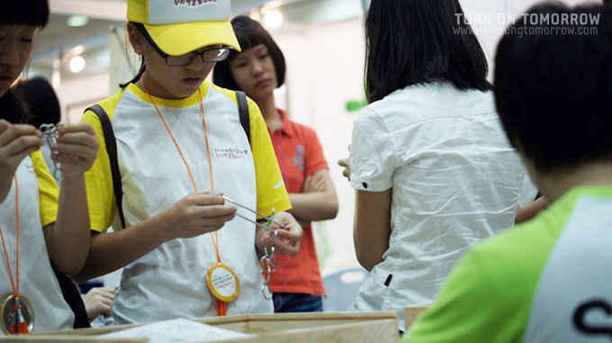 체험하는 어린이들