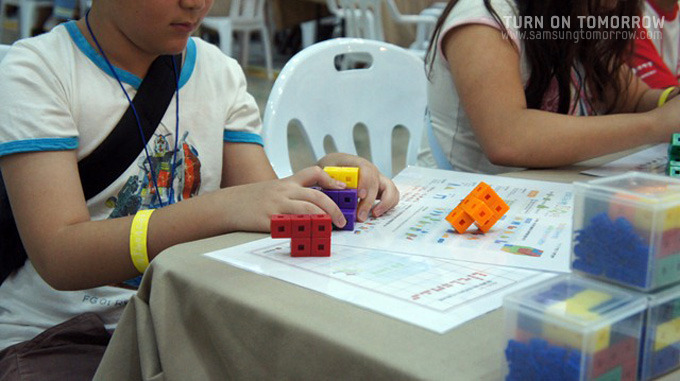 체험현장에서 체험을 하는 어린이들