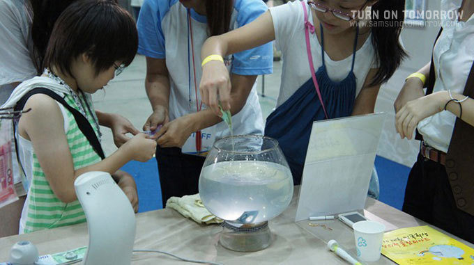 체험현장에서 체험을 하는 어린이들