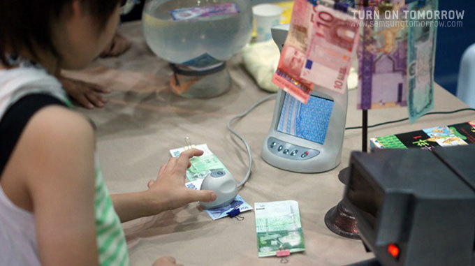 체험현장에서 체험을 하는 어린이들