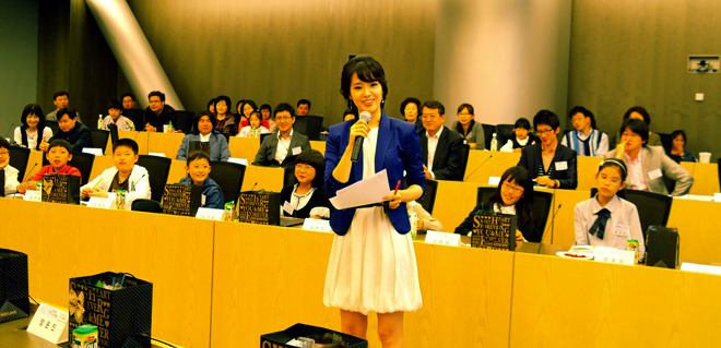 어린이들에게 강연을 하고 있는 박은경 아나운서