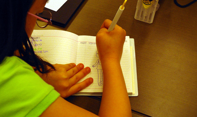 그림을 그리고 있는 어린이 기자