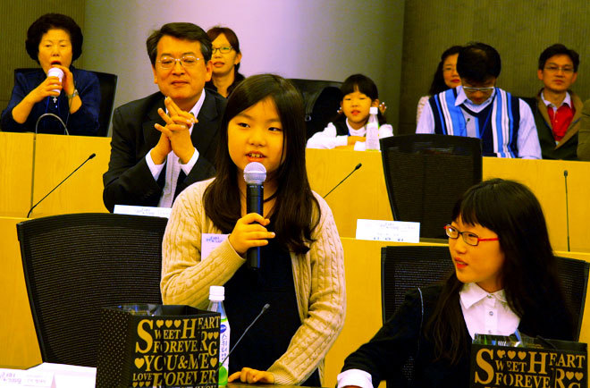 어린이 기자단이 자기소개를 하는 모습