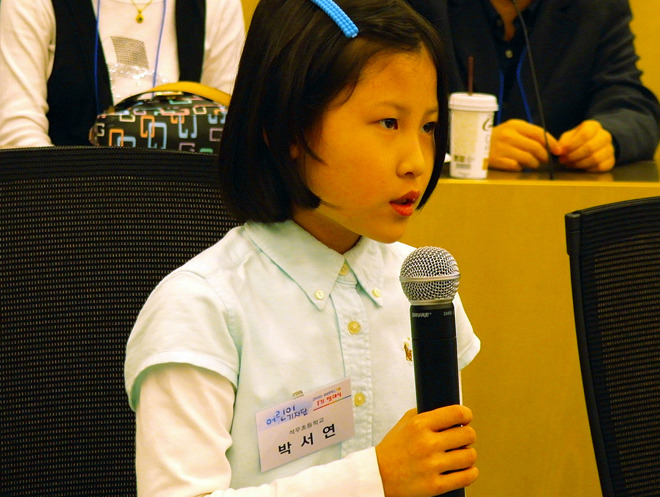박서연 어린이 기자가 자기소개를 하는 모습
