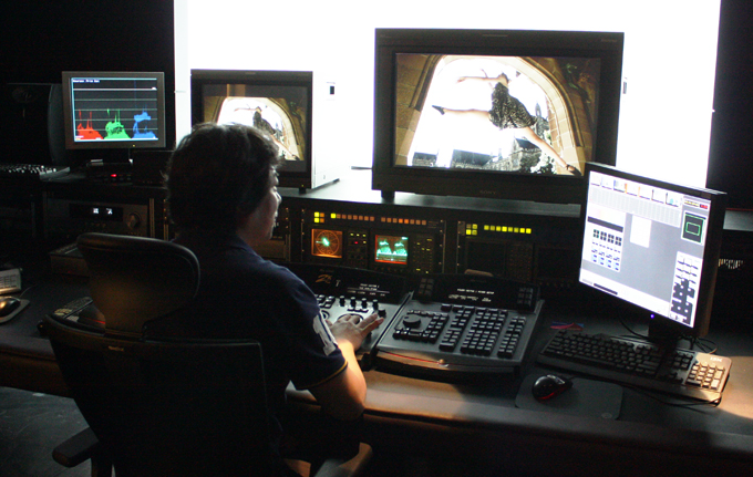 가편집 중인 선용유 본부장의 모습