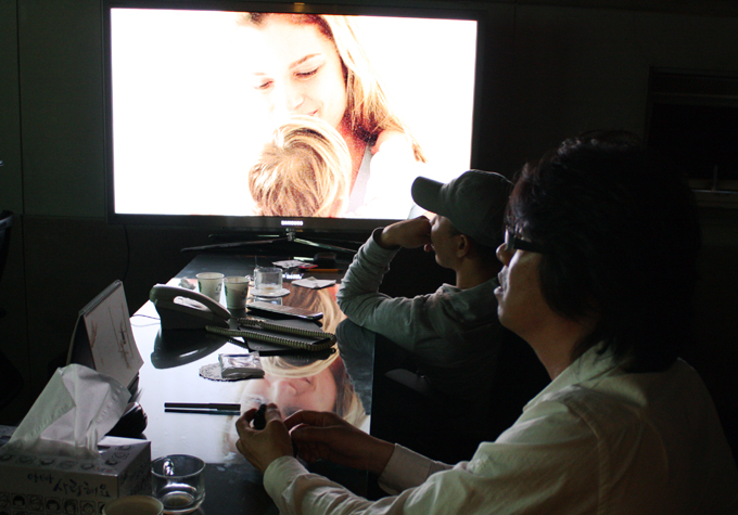 가편집 본을 실시간으로 확인중인 감독들