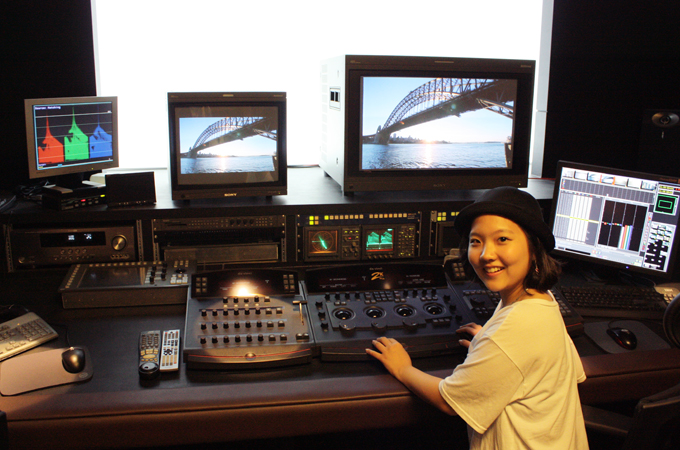 조정실에서 기념사진을 찍는 스토리텔러