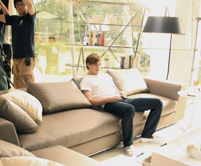 광고를 촬영하는 외국인 모델의 모습