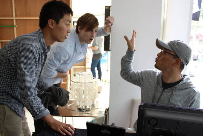 토론을 하고 있는 감독과 모델