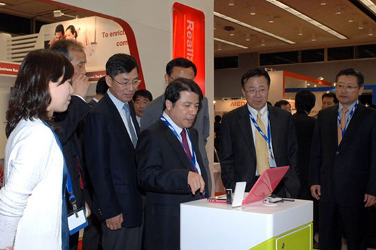 WiMAX Forum Congress Asia 2010를 관람하고 있는 사람들