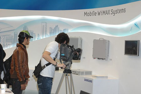 현지 취재진이 전시부스 방송 촬영을 하는 모습