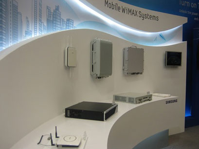 부스에 전시된 삼성전자의 여러 기지국들