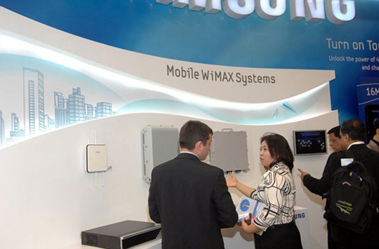 삼성부스를 찾아 관람하고 있는 사람들