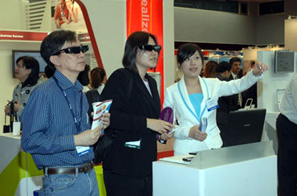 삼성부스에서 3D 컨텐츠를 체험하고 있는 사람들