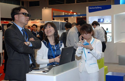 삼성부스에서 3D 컨텐츠를 체험하고 있는 사람들