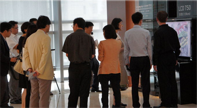 입장을 기다리는 사람들