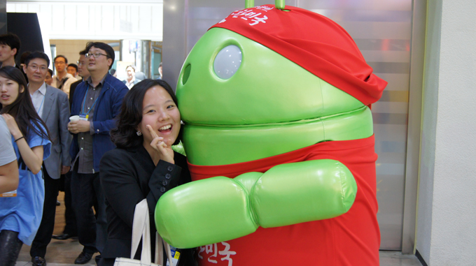 안드로이드 로봇 인형과 함께 사진을 찍는 여성