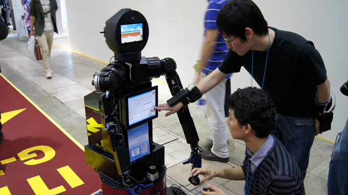 WIS행사장을 돌아다니는 로봇을 체험하고 있는 관람객들