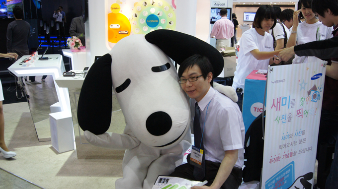 삼성전자 YEPP 캐릭터 세미와 함께 사진을 찍는 남성