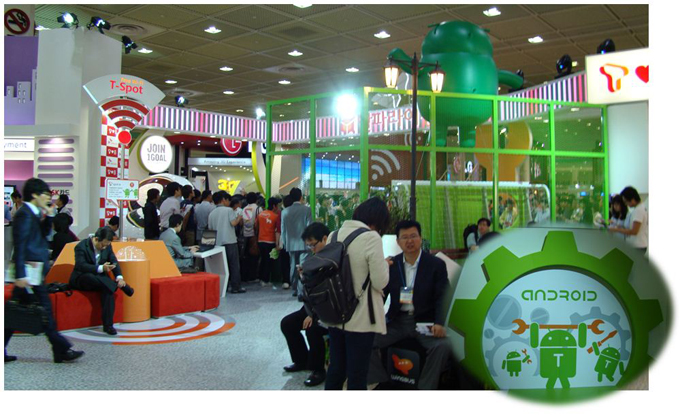 SK telecom부스를 구경하고 있는 관객들의 모습