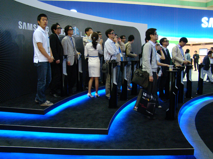 WIS의 삼성전자 부스에서 3D TV를 체험하고 있는 사람들
